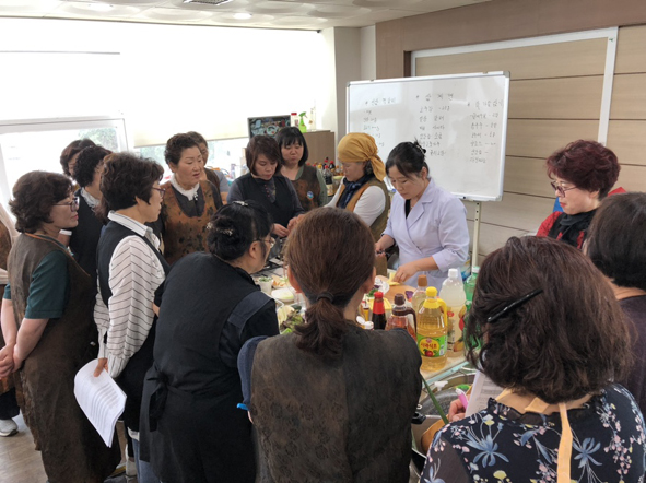 지역자원을 활용한 음식만들기 교육을 받고 있는 향토음식연구회원들 모습.
