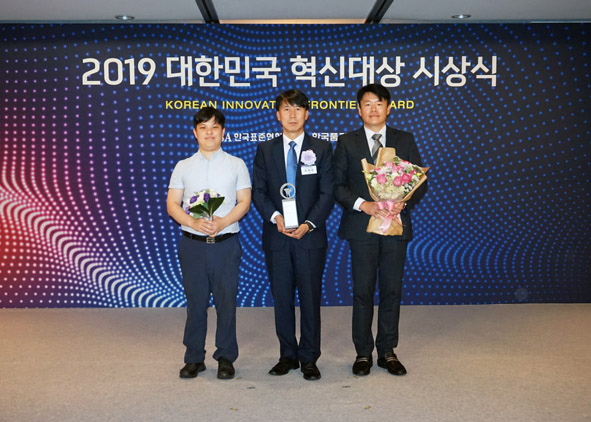 한국동서발전 관계자들이 대한민국 혁신대상을 수상하고 기념촬영을 하고 있다.