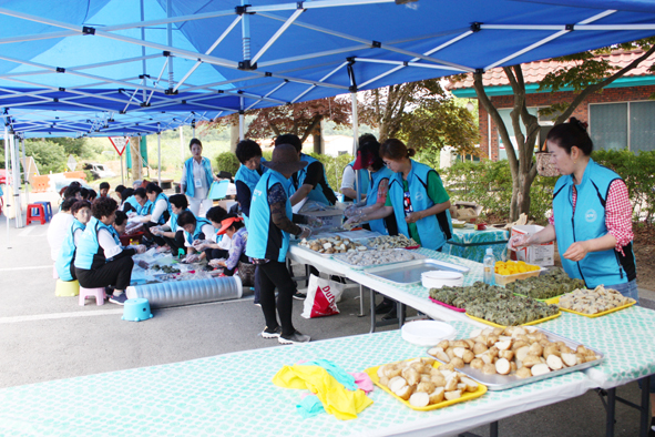 ▲전쟁 체험 음식을 준비하고 있는 자유총연맹 여성 회원들 모습.