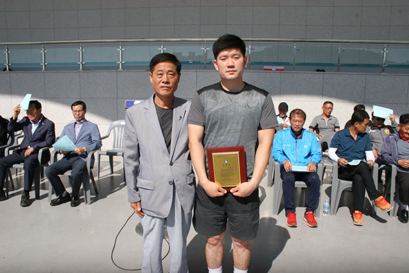경기덕 음성군축구협회장이 조장호(삼성FC) 회원에게 음성군 축구발전을 위한 공로로 음성군축구협회장 표창을 수상했다.