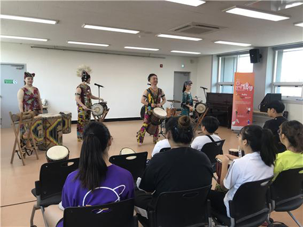 금왕청소년문화의집에서 아프리카 타악기 공연이 진행되고 있다.