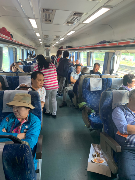 비석새마을금고 회원들이 기차여행에 참여하고 있다.