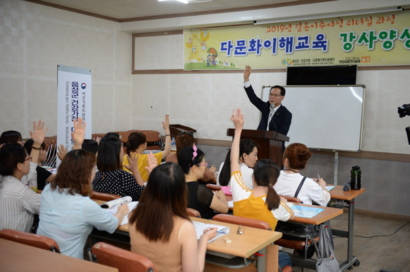 조병옥 군수가 다문화센터에서 1일 한국어 강사로 나서 강의하고 있다.