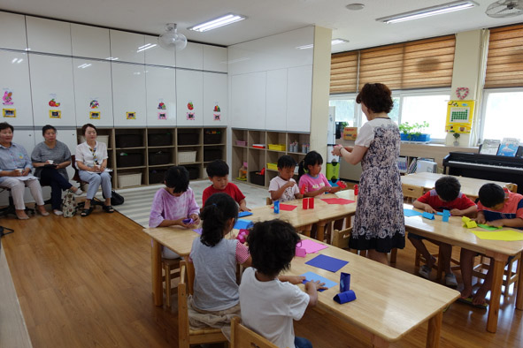 오갑초가 학부모를 초청해 방과후 학교 수업을 진행하고 있다.