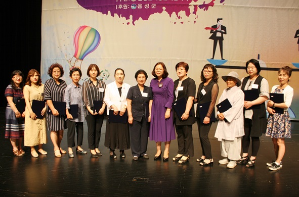 한국정치연맹 음성군지회 이명애 단체회원 등 12명이 강희진 회장으로부터 여성단체협의회 표창장을 수상했다.