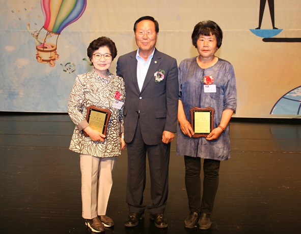 한국여성정치연맹 음성군지회 김순응 등 2명이 음성군의회 의장 표창패를 수상했다.