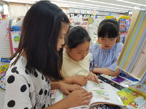 서점에서 책을 읽고 있는 맹동초 어린이들 모습.