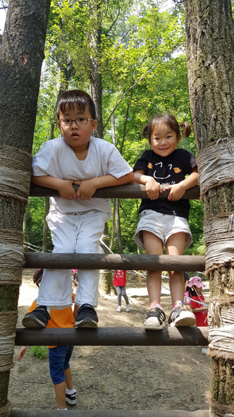 오갑초 병설유치원 어린이들이 숲체험 프로그램에 참여하며 즐거워하고 있다.