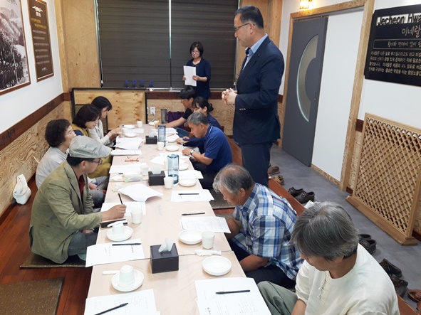음성군품바문화연구소(소장 이석문)는 9일 음성읍의 한 식당에서 음성품바백서 발간위원 10여 명이 참석한 가운데 ‘2019년 품바백서 발간회의’ 를 실시했다.