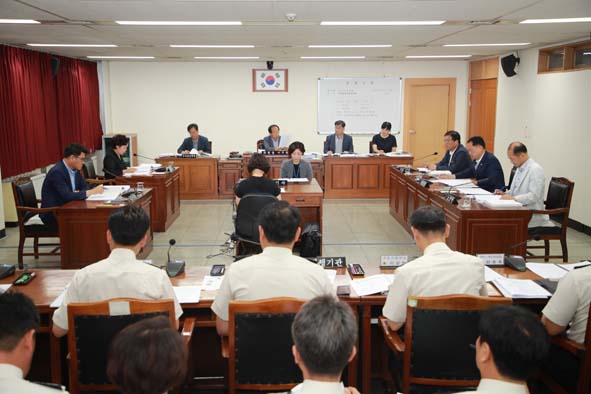 충북도의회 환경건설소방위원회의 모습.