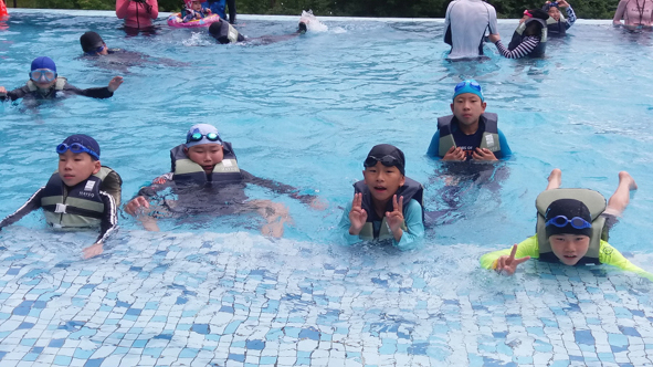 수상체험 활동에 참여하며 즐거워하고 있는 오갑초 어린이들 모습.