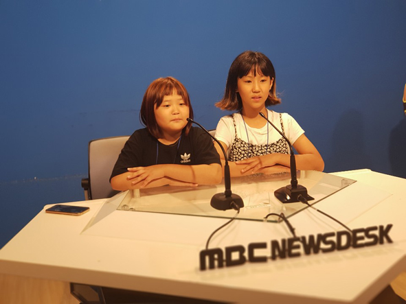 금왕청문 소속 청소년들이 MBC WORLD 방송국에서 아나운서 직업 체험에 참여하고 있다.