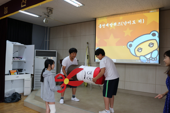 능산초 어린이들이 금연교육 체험 놀이에 참여하고 있다.