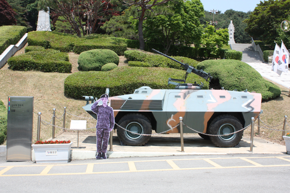 ▲광장에 전시된 장갑차와 포토존 모습.