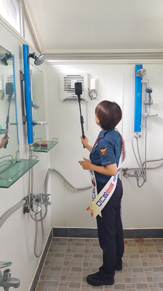 음성경찰서 직원이 휴양림 화장실에서 몰카 설치 유무를 점검하고 있다.