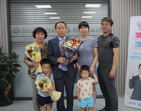 삼성대소신협 김선우 이사장이 당선증을 받고 축하하는 가족들과 기념촬영을 하고 있다.