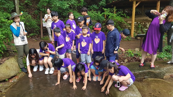 복된해피스쿨지역아동센터 어린이들이 숲체험 활동에 참가하고 있다.