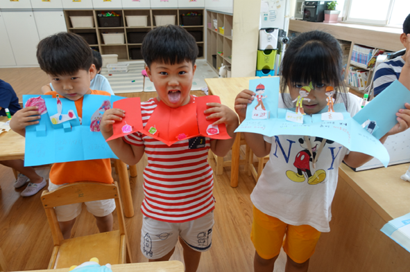 책만들기 수업에 참여하고 있는 오갑초 어린이들 모습.