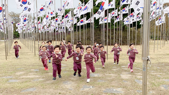 영재몬테소리유치원 어린이들이 태극기 공원을 힘차게 달리고 있다.
