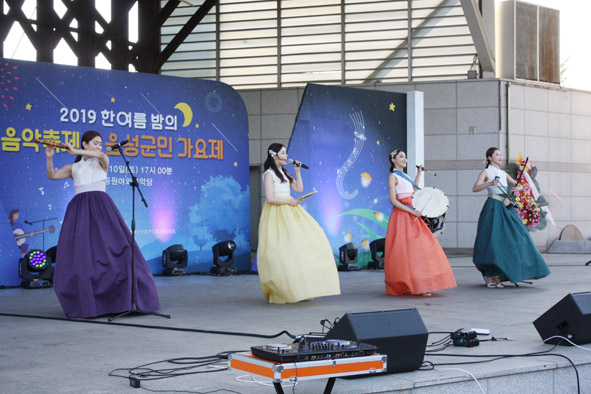 '2019 한여름밤의 음악축제&군민가요제'에서 '품바고고장고' 공연 모습.