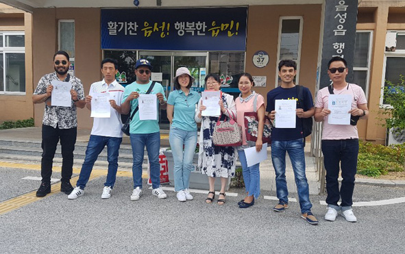 음성군외국인근로자상담지원센터 소속 근로자들이 한국어시험에 합격 후 합격증을 들고 기념촬영을 하고 있다.
