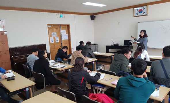 음성군외국인근로자상담지원센터 한국어 수업 모습.