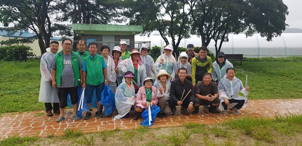 생극새마을회원들이 김장 배추를 심고 기념촬영을 하고 있다.