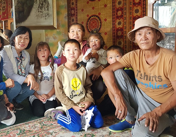 김 교육장은 몽골 울란바타르시 71번 학교를 방문하여 어린이들을 가르치고, 형제가 많아 어려운 가정을 방문하여 위문품을 전달하기도 했다.