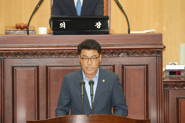 김기창 충북도의원이 도의회 임시회의에서 5분 발언을 하고 있다.