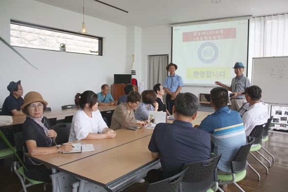 한국농수산대 CEO과정 학생들이 생극 코메가를 방문해 들깨 특성에 대해 정훈백 대표로부터 소개받고 있다.