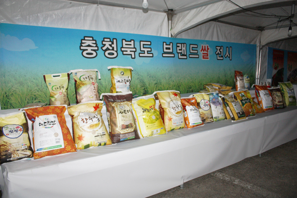 ▲제7회 쌀전업농 충북회원대회에서 전시된 충북 브랜드 쌀 모습.