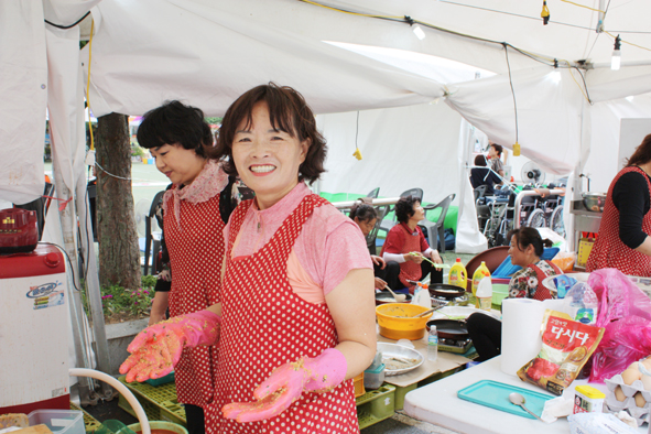 고추음식을 만들며 환하게 웃고 있는 김미숙 한여농 회장 모습.