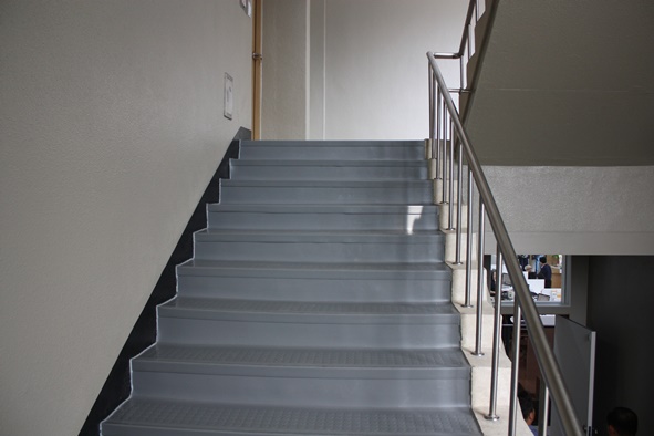 ▲리모데링을 완료한 2층 계단 모습.