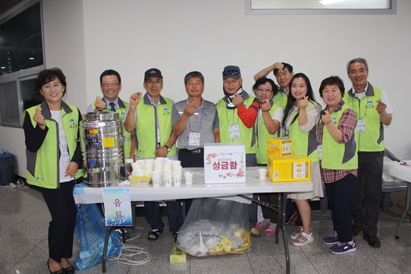 ▲이웃돕기 성금 모금을 위해 차와 음료를 판매하고 있는 주민자치위원들 모습.