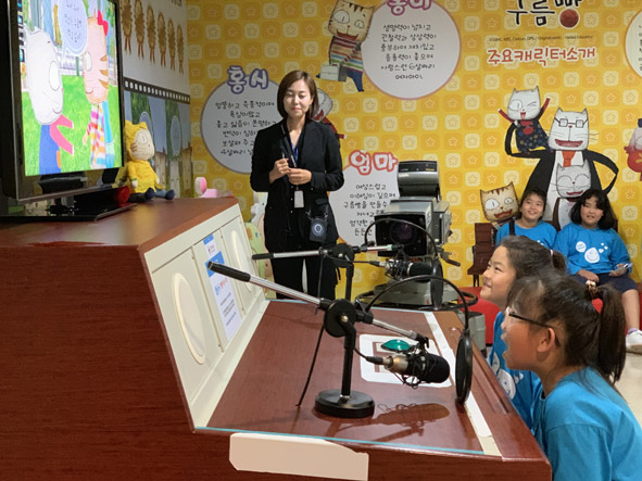KBS 견학홀을 방문해 방송 제작과정을 체험하고 있는 하당초 어린이들 모습.