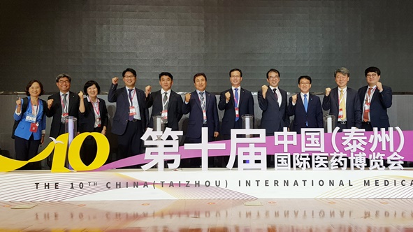 조병옥 음성군수와 관계자들이 국제 자매결연도시인 중국 강소성 태주시에서 개최되는 ‘제10회 국제의료박람회’에 참가하고 기념촬영을 하고 있다.