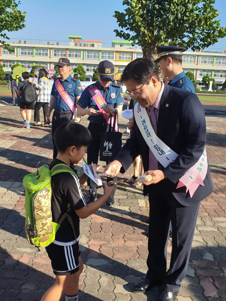 장병욱 음성교육장이 수봉초 어린이에게 학교 생활안전 홍보지를 전달하고 있다.