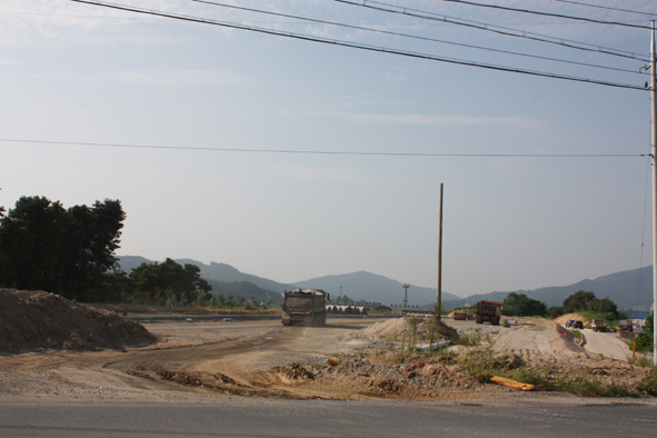삼성면 덕정리에서 삼성-대소간 도로 확장 공사가 진행되고 있다.