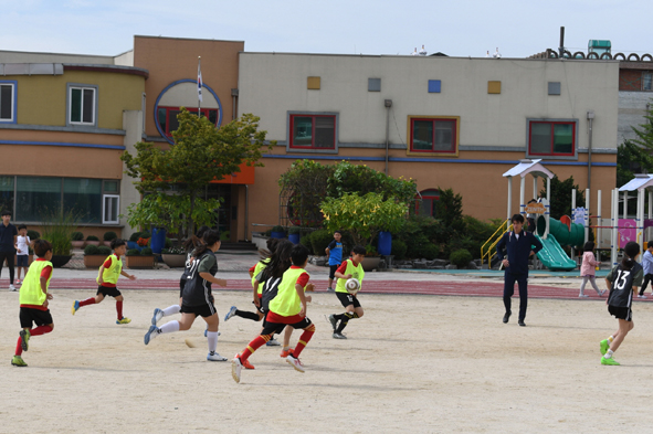 대소초에서 홍명보 꿈나눔 축구교실이 진행되고 있다.