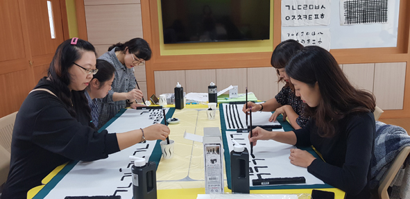 대소초 캘리그라피 학부모 동아리 회원들이 수업에 참여하고 있다.