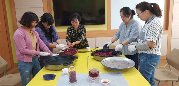 대소초 꽃차만들기 학부모 동아리 회원들이 소믈리에 꽃차를 만들고 있다.