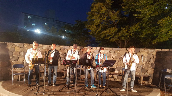 삼성주민자치 색소폰교실 회원들이 버스킹공연에서 연주하고 있다.