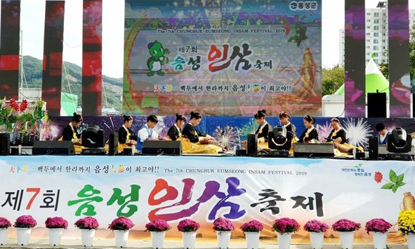 오선초 예술동아리가 음성인삼축제에서 재능기부 공연 봉사활동에 참여하고 있다.