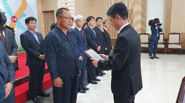 박용섭 생극기업체협의회장이 '자랑스런 모범 도민상'을 수상하고 있다.