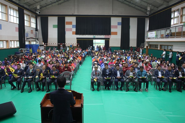 ▲감곡면민체육대회 개회식에 참석한 내빈과 주민들 모습.