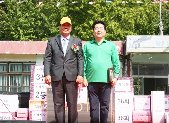 박노은 총동문회장으로부터 31회 장양현 동문이 공로패를 받았다.