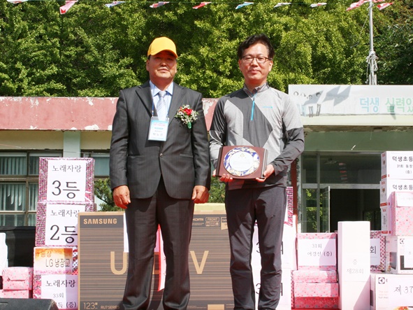 박노은 총동문회장으로부터 31회 최병오 동문이 공로패를 받았다.