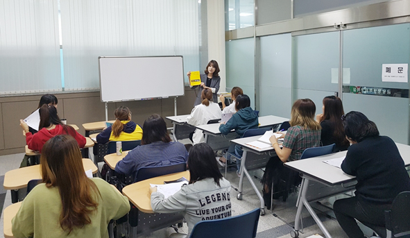 금왕 평생학습센터에서 중졸 검정고시반 수업이 진행되고 있다.