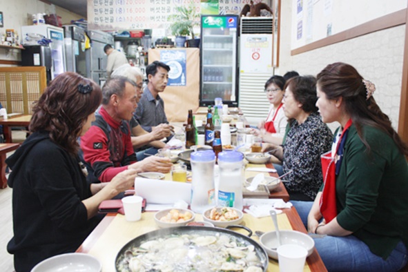 음성신문(주) 독자권익위원들이 10월 회의 후 식사를 하고 있다.