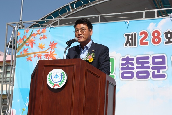 ▲주관기 35회 동문인 김기창 충북도의원이 축사를 하고 있다.